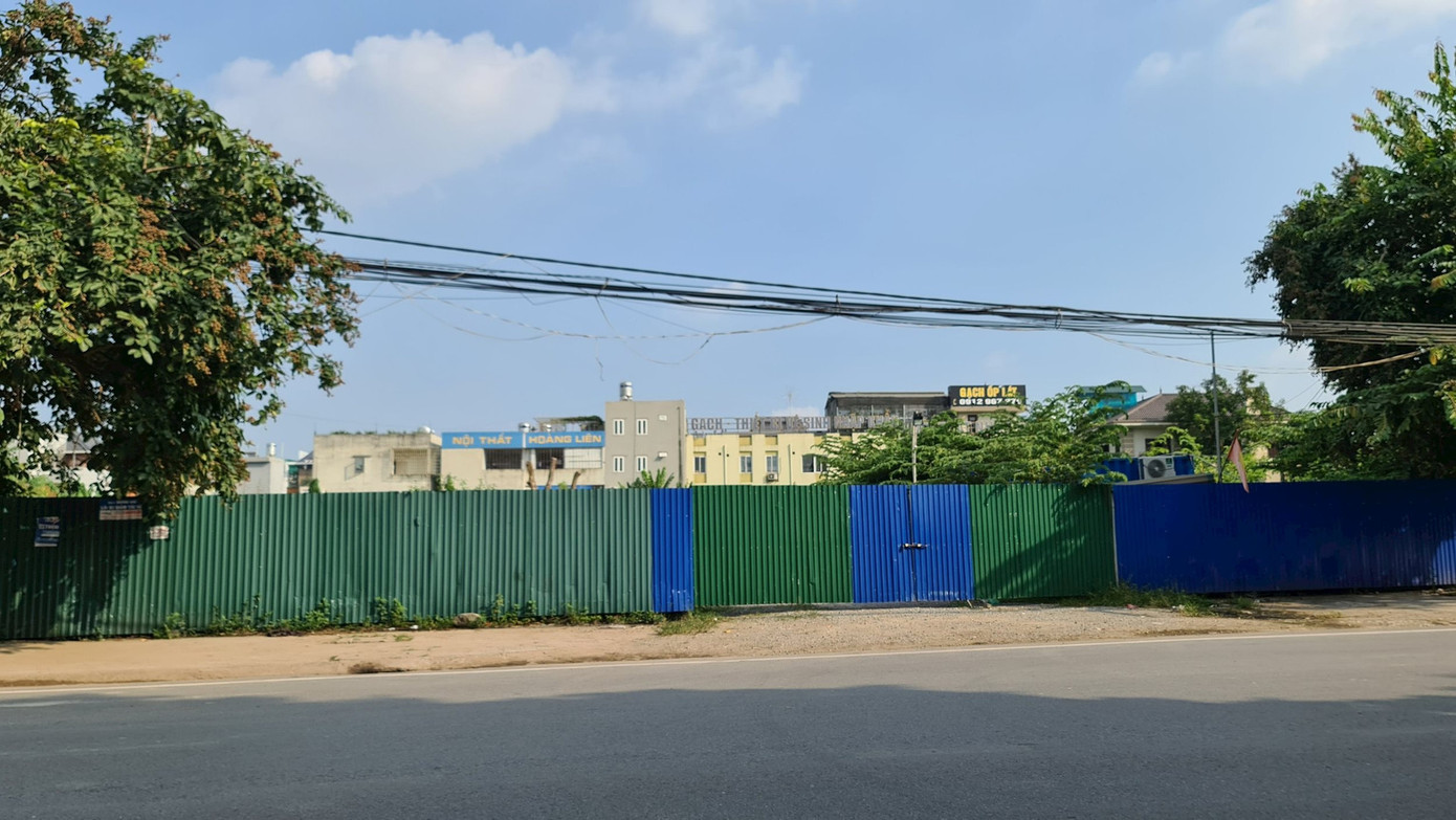 Sau nhiều năm được giao đất, Dự án đầu tư xây dựng Đài Bắc Hotel tại TP Thái Nguyên vẫn bị quây tôn bỏ hoang. (Ảnh: TN&amp;MT)