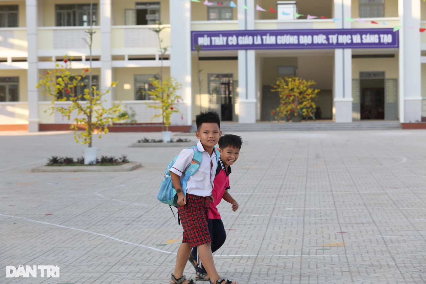 Theo UBND huyện Long Thành, hiện các trường học mầm non, tiểu học, THCS trong khu tái định cư đã xây dựng xong. Học sinh các cấp trong khu tái định cư được học trong các phòng học mới, sạch sẽ, khang trang, đạt chuẩn Quốc gia.