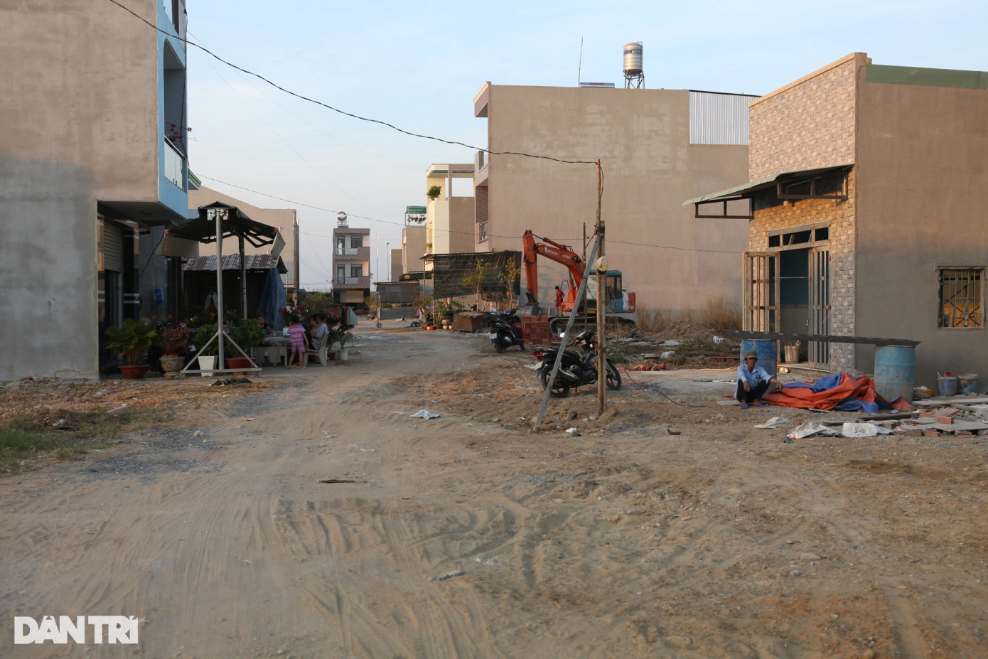 Ngoài khu vực các lô chính được xây dựng hạ tầng, đường giao thông, điện, nước đầy đủ hiện đại thì hiện một số khu vực trong khu tái định cư Lộc An - Bình Sơn có khoảng hơn 300 hộ dân đang sống trong khu vực chưa có đường, vỉa hè, thiếu hệ thống nước sạch, điện sinh hoạt riêng... rất bất tiện và khó khăn.