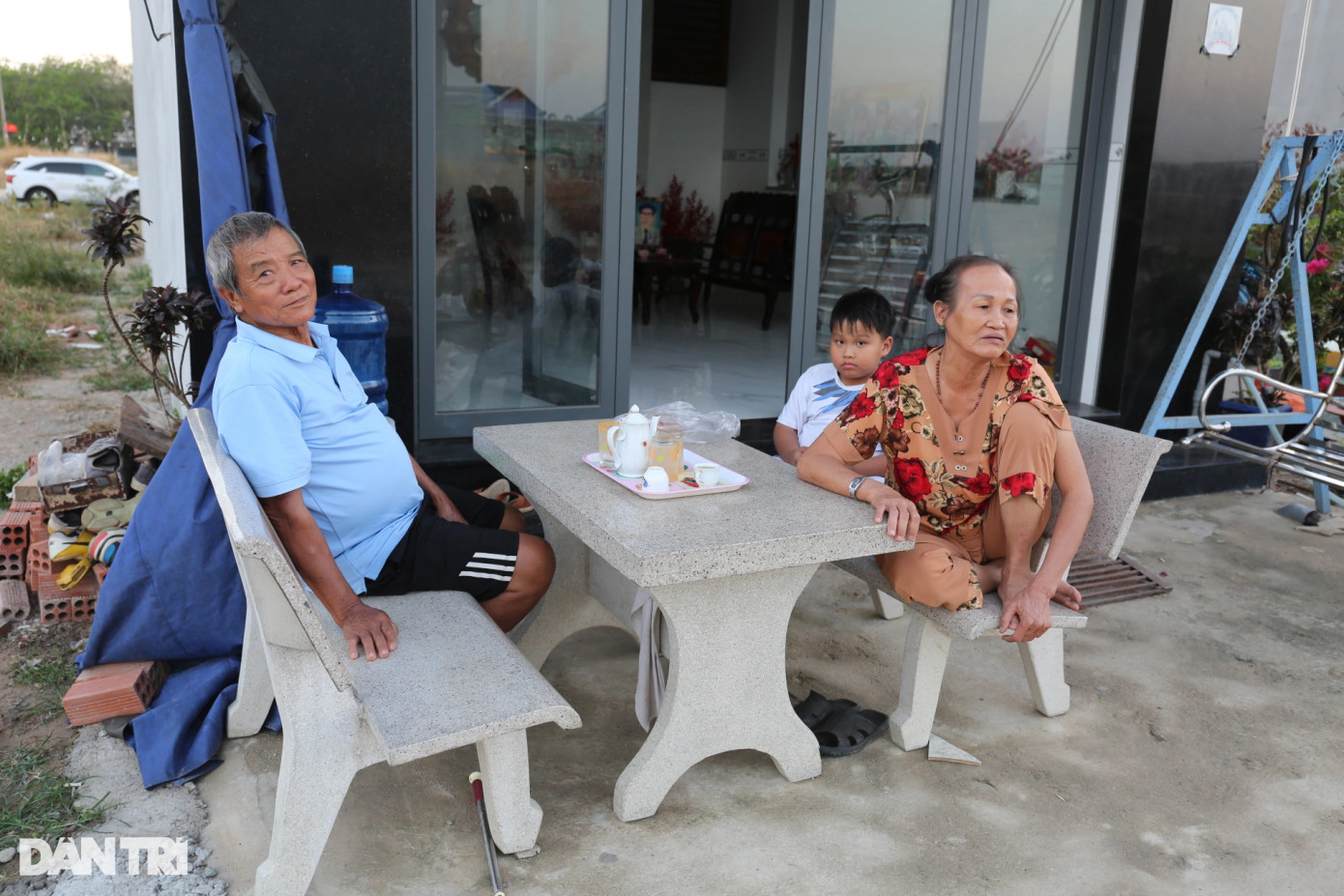 Bà Nguyễn Thị Tâm (73 tuổi, xã Suối Trầu cũ), cùng hàng xóm trò chuyện trước ngôi nhà vừa xây xong cách đây 2 tháng. "Gia đình tôi chỉ được bốc thăm lô tái định cư phụ nên hạ tầng chỗ ở mới vẫn còn thiếu nhiều. Hiện nơi ở mới chưa có đường, vỉa hè, nước sạch, hệ thống nước thải... nên cuộc sống còn nhiều khó khăn. Mong năm mới nhà nước sớm hoàn thiện để cuộc sống bà con tốt hơn", bà Tâm chia sẻ.