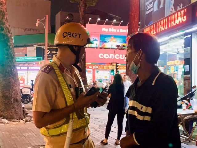 Ông N.H.T. (52 tuổi, ngụ quận 10) vi phạm nồng độ cồn trong khí thở mức 0.957 mg/l