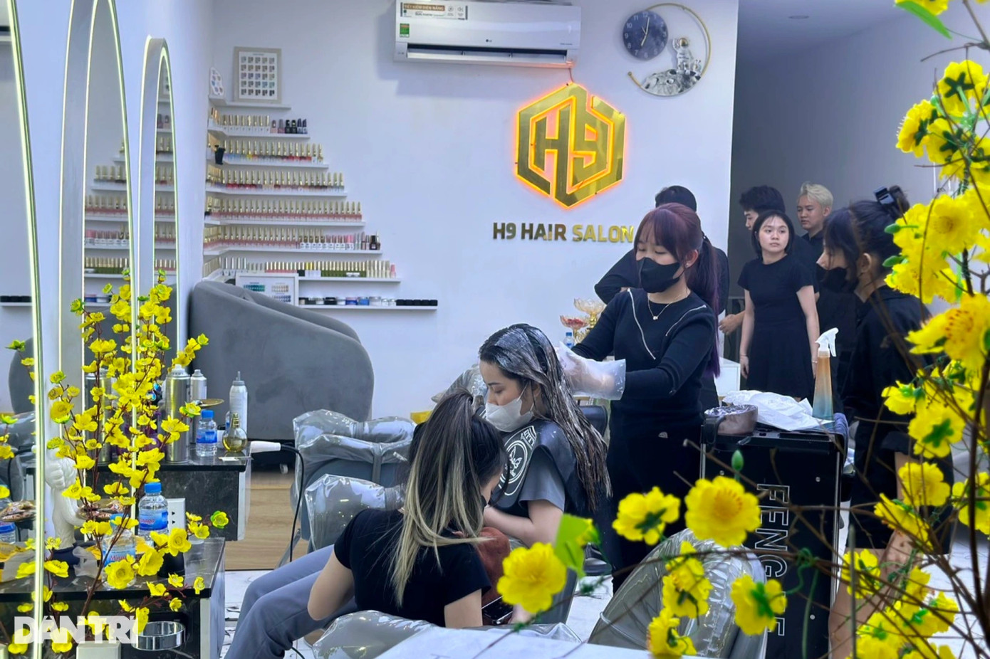 Những ngày giáp Tết, các tiệm tóc, Spa tại khu tái định cư luôn đông đúc. Nhiều bạn trẻ đã mạnh dạn mở quán, khởi nghiệp các ngành nghề hiện đại, gắn liền cuộc sống đô thị để thích ứng cuộc sống mới trên khu tái định cư Lộc An - Bình Sơn.