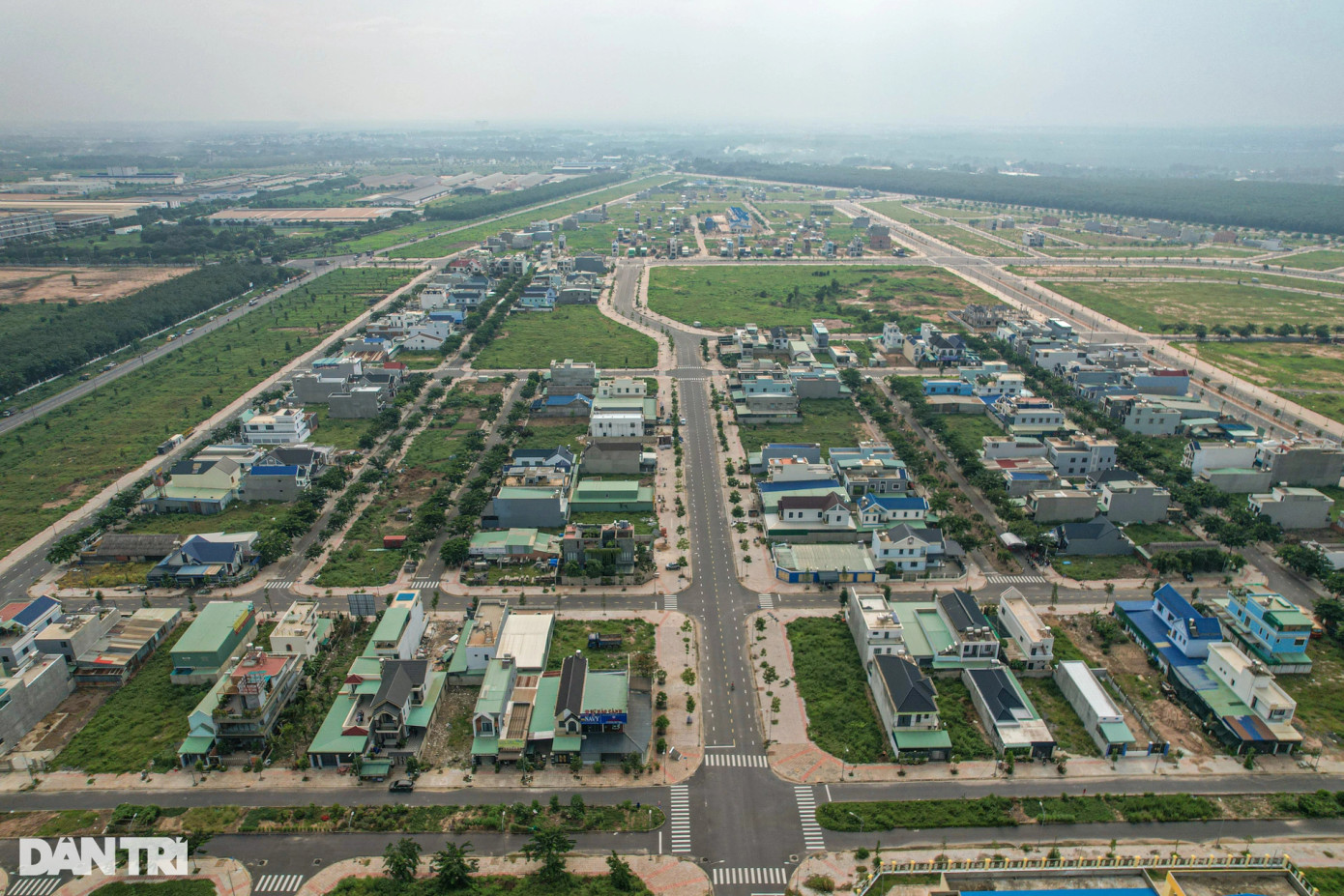 Sau hơn 2 năm về sống tại khu tái định cư Lộc An - Bình Sơn, cuộc sống của người dân dù gặp nhiều khó khăn nhưng dần quen với nhịp sống mới trong những căn nhà khang trang, rộng rãi. Trong năm qua, khu tái định cư này có thêm hàng trăm hộ dân đến xây nhà, ổn định cuộc sống.