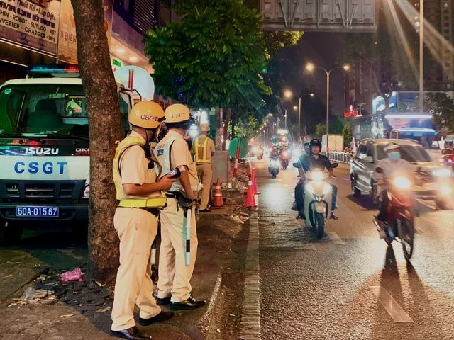 Lực lượng CSGT kiểm tra ngẫu nhiên người điều khiển phương tiện tham gia giao thông Lực lượng CSGT kiểm tra ngẫu nhiên người điều khiển phương tiện tham gia giao thông