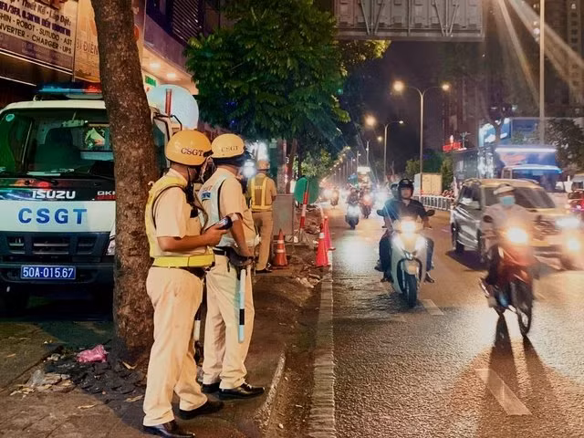 Lực lượng CSGT kiểm tra ngẫu nhiên người điều khiển phương tiện tham gia giao thông