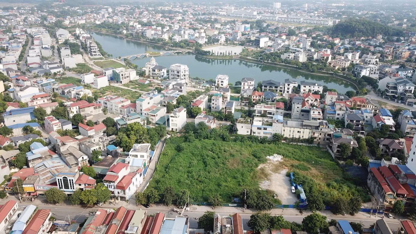 Sau thời gian dài chậm tiến độ, Dự án đầu tư xây dựng Đài Bắc Hotel tại vị trí "vàng" của trung tâm TP Thái Nguyên đã bị UBND tỉnh này thu hồi. (Ảnh: TN&amp;MT)