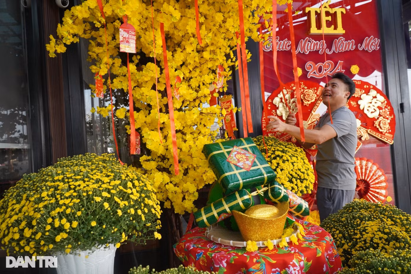 Anh Thái (xã Suối Trầu cũ, huyện Long Thành), sau khi về nơi ở mới tại khu tái định cư Lộc An - Bình Sơn đã đầu tư xây dựng quán cà phê, nước giải khát. Ngày giáp Tết, anh Thái trang trí không gian Tết Việt để phục vụ khách hàng chụp ảnh kỷ niệm.