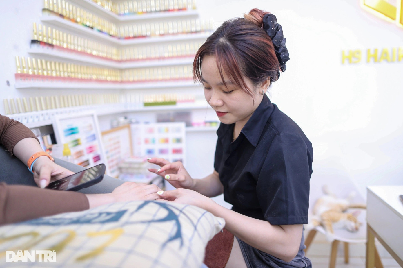 Sau khi học nghề Nail ở TP Biên Hòa, Lam Oanh (22 tuổi, xã Suối Trầu cũ, huyện Long Thành) cùng bạn mở tiệm tóc thu hút khá đông khách hàng ngay tại khu tái định cư Lộc An - Bình Sơn. Cô gái trẻ theo bố mẹ về sống ở khu tái định cư hơn 1 năm nay.