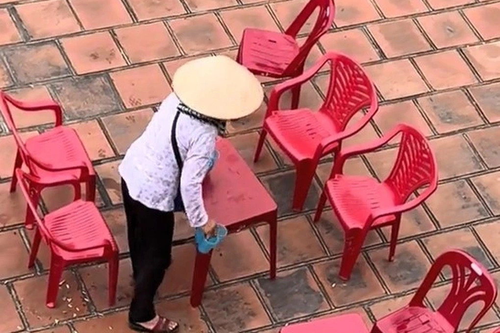 Hình ảnh người phụ nữ bán nước mía được cho là dồn nước thừa của khách trước bán cho khách sau (Ảnh: Cắt từ clip).