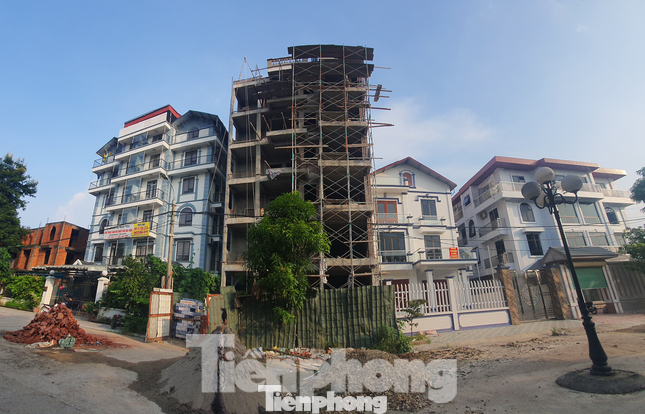 Hình ảnh tòa nhà Hoàn Sơn Villa hồi tháng 08/2022 khi bị tạm đình chỉ hoạt động (ảnh trái) và nay (phải). (Ảnh: Lập Đông) Hình ảnh tòa nhà Hoàn Sơn Villa hồi tháng 08/2022 khi bị tạm đình chỉ hoạt động (ảnh trái) và nay (phải). (Ảnh: Lập Đông)