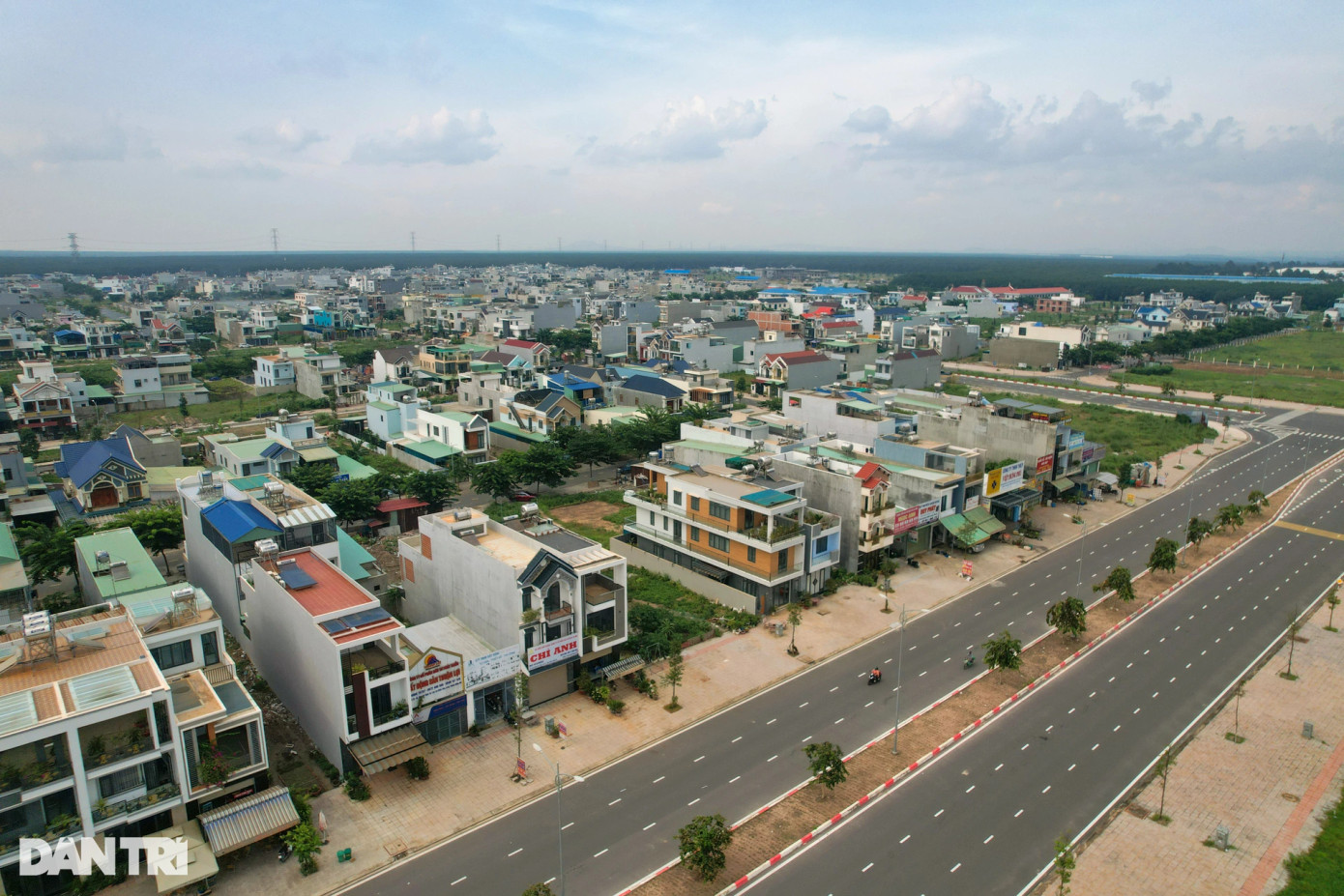 Hầu hết người dân xây nhà mới khang trang, rộng rãi, thoải mái hơn nhà cũ. Hệ thống hạ tầng, đường giao thông, trường học... được xây mới hiện đại, rộng rãi. Tuy nhiên, cuộc sống "đô thị" phần nào chưa quen khiến cho đời sống, sinh hoạt của người dân khu tái định cư gặp nhiều khó khăn.