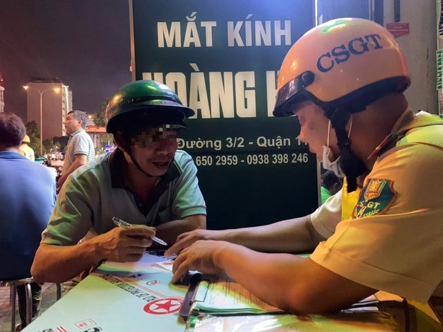 Ông N.A (45 tuổi, quê Quảng Ngãi) có kết quả đo nồng độ cồn 0,256 mg/l khí thở liên tục “nhây” với CSGT Ông N.A (45 tuổi, quê Quảng Ngãi) có kết quả đo nồng độ cồn 0,256 mg/l khí thở liên tục “nhây” với CSGT