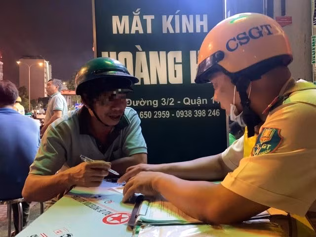 Ông N.A (45 tuổi, quê Quảng Ngãi) có kết quả đo nồng độ cồn 0,256 mg/l khí thở liên tục “nhây” với CSGT