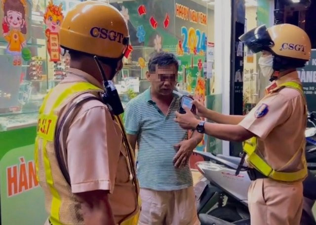 Ông N.A.T (56 tuổi, ngụ huyện Hóc Môn) có kết quả đo nồng độ cồn là 0,945 mg/l khí thở Ông N.A.T (56 tuổi, ngụ huyện Hóc Môn) có kết quả đo nồng độ cồn là 0,945 mg/l khí thở