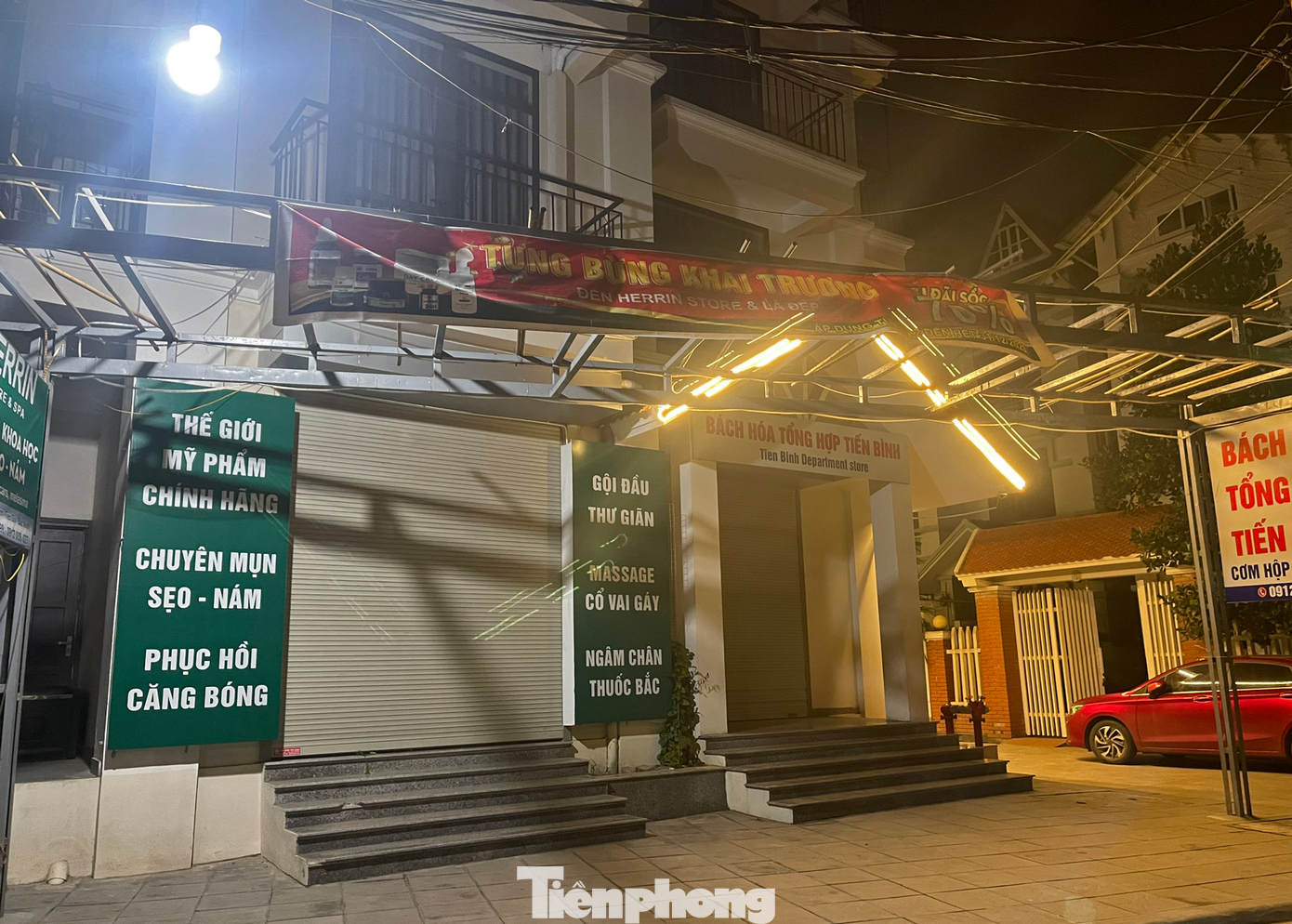 Mặc dù đã bị yêu cầu dừng sử dụng công trình nhưng nhiều căn hộ tại hai lô biệt thự vẫn có người ở. Thậm chí, ở tầng 1 của tòa nhà còn vừa khai trương cửa hàng bách hóa tổng hợp và spa gội đầu, massage. (Ảnh: Lập Đông) Mặc dù đã bị yêu cầu dừng sử dụng công trình nhưng nhiều căn hộ tại hai lô biệt thự vẫn có người ở. Thậm chí, ở tầng 1 của tòa nhà còn vừa khai trương cửa hàng bách hóa tổng hợp và spa gội đầu, massage. (Ảnh: Lập Đông)