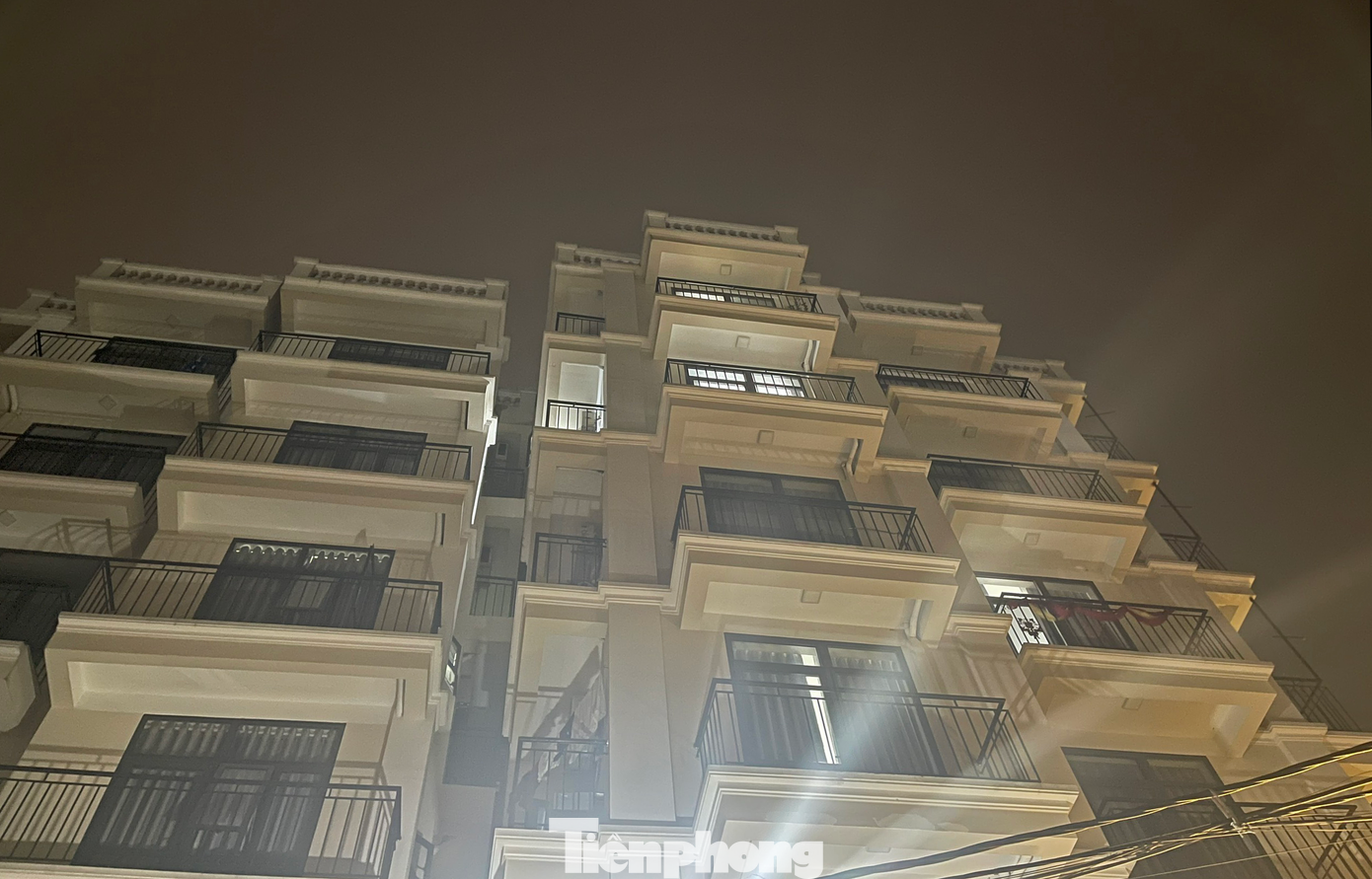 Mặc dù đã bị yêu cầu dừng sử dụng công trình nhưng nhiều căn hộ tại hai lô biệt thự vẫn có người ở. Thậm chí, ở tầng 1 của tòa nhà còn vừa khai trương cửa hàng bách hóa tổng hợp và spa gội đầu, massage. (Ảnh: Lập Đông) Mặc dù đã bị yêu cầu dừng sử dụng công trình nhưng nhiều căn hộ tại hai lô biệt thự vẫn có người ở. Thậm chí, ở tầng 1 của tòa nhà còn vừa khai trương cửa hàng bách hóa tổng hợp và spa gội đầu, massage. (Ảnh: Lập Đông)