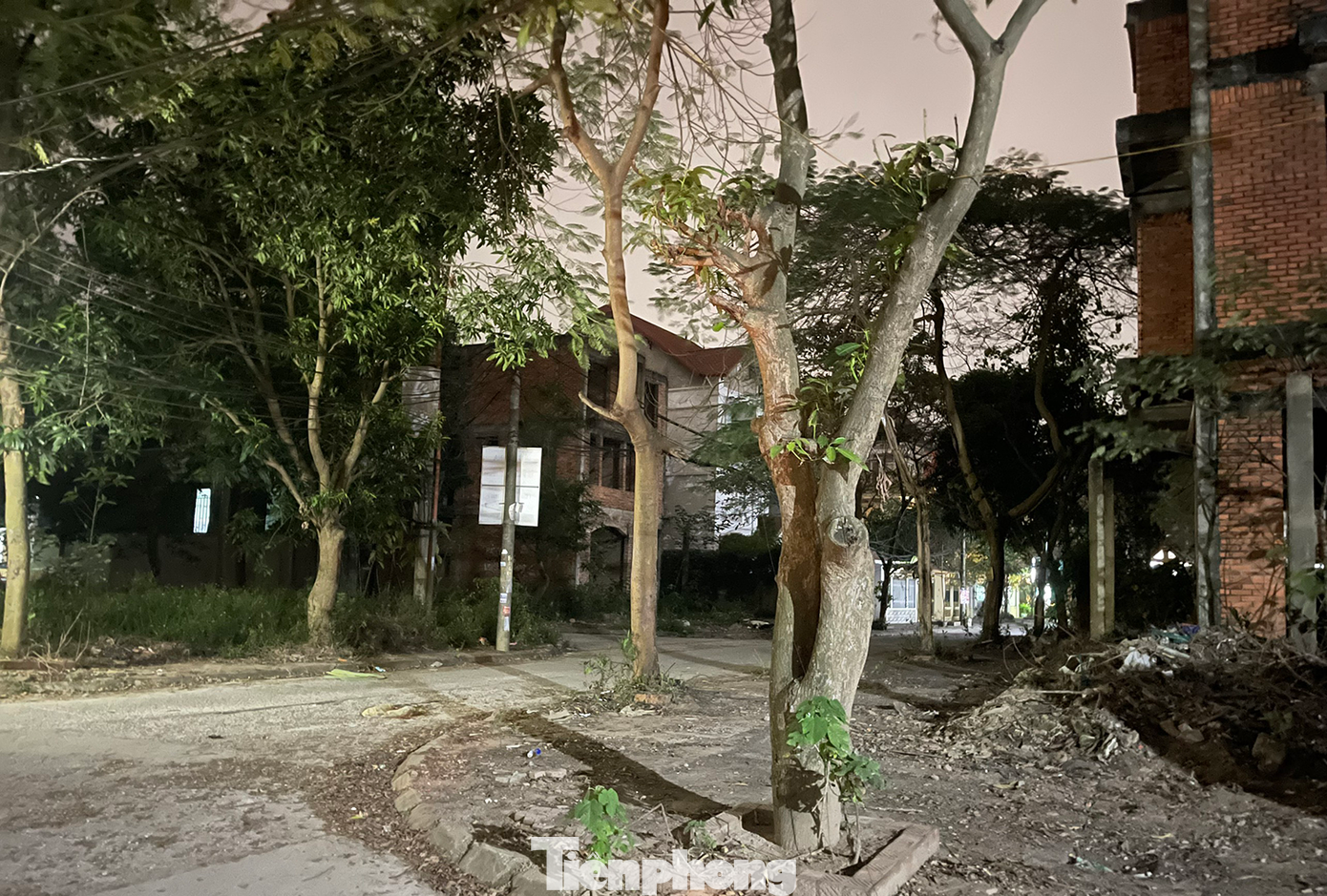 Dự án Khu nhà ở Hoàn Sơn (Tiên Du, Bắc Ninh) nhếch nhác, không có hệ thống đèn chiếu sáng, nhiều biệt thự bỏ hoang thành nơi tụ tập của các đối tượng phức tạp. Dự án Khu nhà ở Hoàn Sơn (Tiên Du, Bắc Ninh) nhếch nhác, không có hệ thống đèn chiếu sáng, nhiều biệt thự bỏ hoang thành nơi tụ tập của các đối tượng phức tạp.