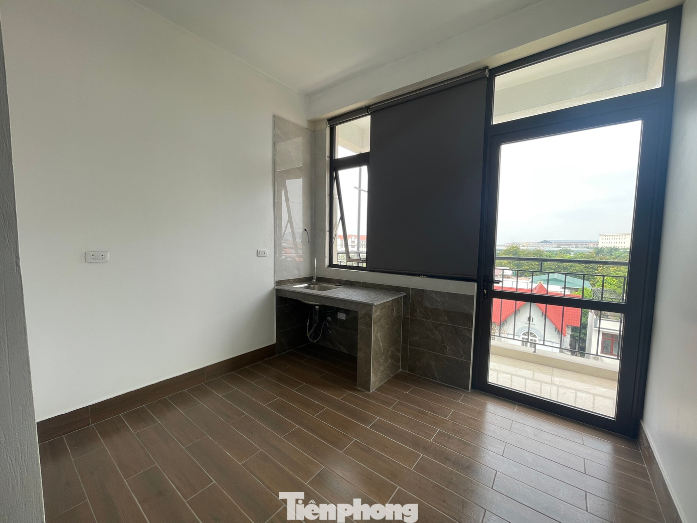 Từ biệt thự, hai tòa nhà mang tên Hanoi By Night Villa Hoàn Sơn và Hoàn Sơn Villa biến tướng thành hai tòa chung cư mini 6 tầng với hàng trăm căn hộ cho thuê. (Ảnh: Lập Đông) Từ biệt thự, hai tòa nhà mang tên Hanoi By Night Villa Hoàn Sơn và Hoàn Sơn Villa biến tướng thành hai tòa chung cư mini 6 tầng với hàng trăm căn hộ cho thuê. (Ảnh: Lập Đông)