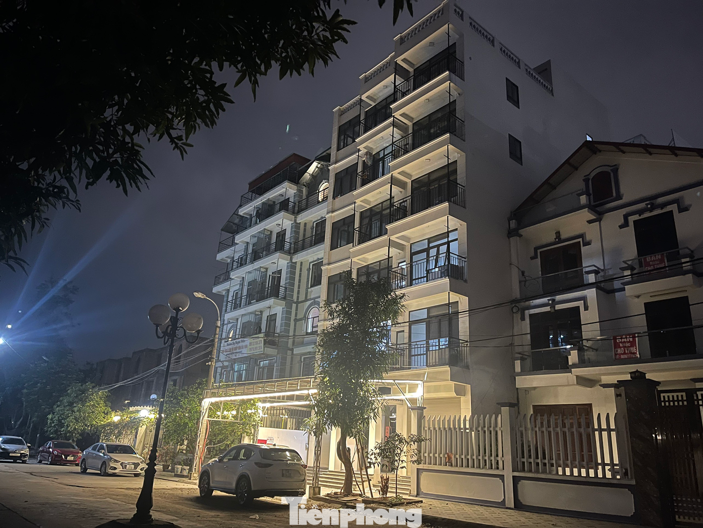 Hình ảnh tòa nhà Hoàn Sơn Villa hồi tháng 08/2022 khi bị tạm đình chỉ hoạt động (ảnh trái) và nay (phải). (Ảnh: Lập Đông) Hình ảnh tòa nhà Hoàn Sơn Villa hồi tháng 08/2022 khi bị tạm đình chỉ hoạt động (ảnh trái) và nay (phải). (Ảnh: Lập Đông)