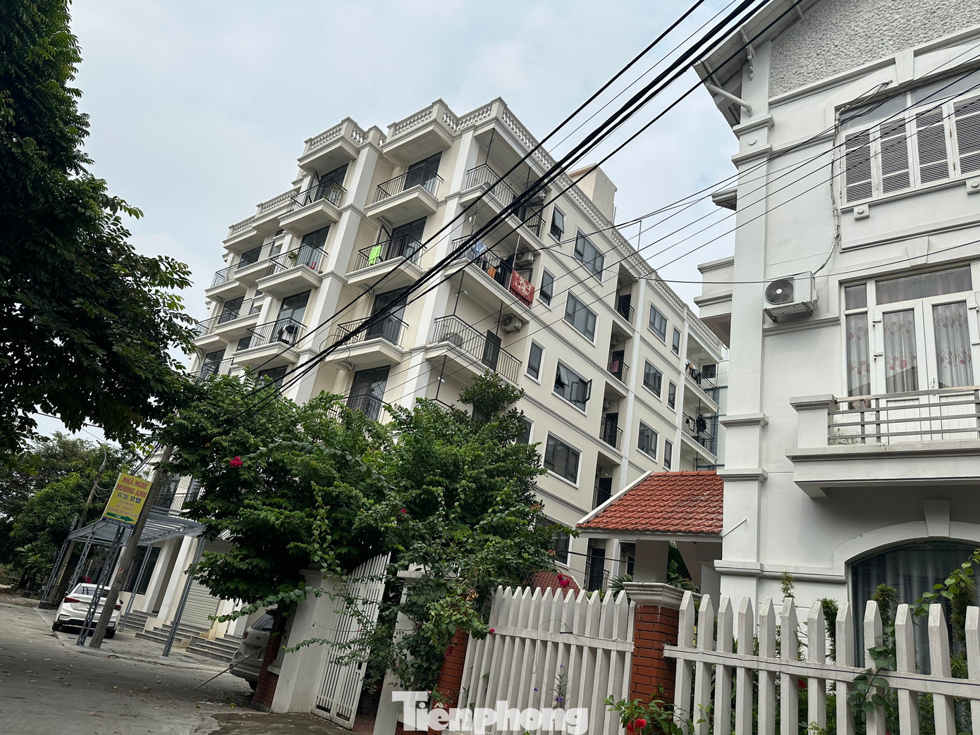 Hai tòa chung cư mini ngang nhiên xây dựng trên lô đất biệt thự thuộc Dự án khu nhà ở xã Hoàn Sơn chưa được nghiệm thu PCCC nhưng đã cho khách về thuê ở thời gian dài và rầm rộ quảng cáo. (Ảnh: Lập Đông) Hai tòa chung cư mini ngang nhiên xây dựng trên lô đất biệt thự thuộc Dự án khu nhà ở xã Hoàn Sơn chưa được nghiệm thu PCCC nhưng đã cho khách về thuê ở thời gian dài và rầm rộ quảng cáo. (Ảnh: Lập Đông)