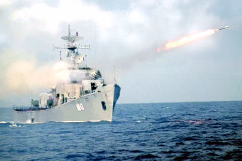 Bên cạnh đội tàu hiện đại thế hệ mới, Hải quân Nhân dân Việt Nam vẫn tiếp tục duy trì một số lượng không nhỏ tàu chiến thế hệ cũ, được đưa vào sử dụng từ những năm 1970-1980. Trong ảnh, tàu săn ngầm chủ lực lớp Petya (Project 159) đang phóng đạn rocket săn ngầm trong một cuộc diễn tập bắn đạn thật trên biển (nguồn: Báo QĐND)