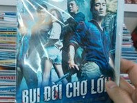 Đĩa phim "Bụi đời Chợ Lớn được bán tràn lan ở các cửa hàng. Ảnh: VOV. Đĩa phim