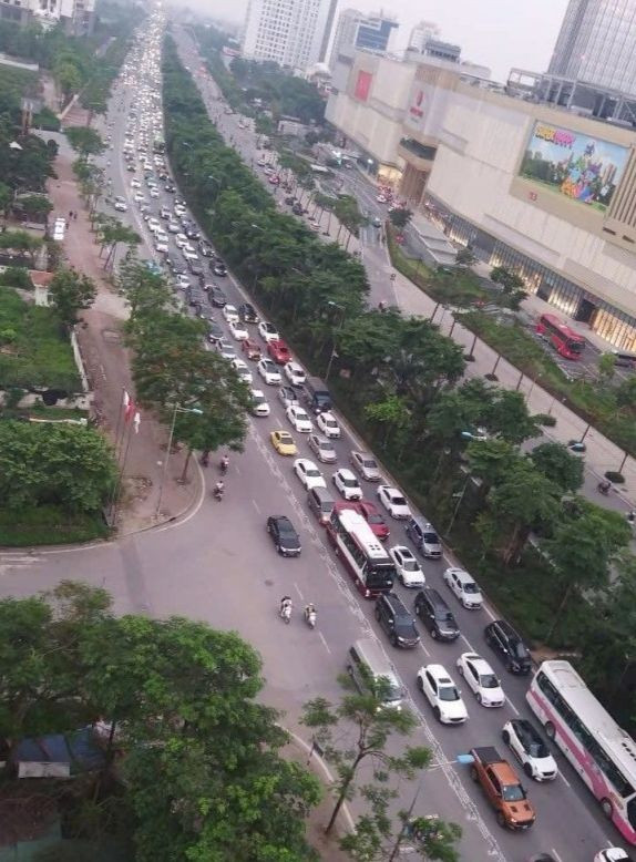 Theo ghi nhận trước đó, vào khoảng 16h đến 19h30 tối 20/6 (thứ 6), ùn tắc trên đường Võ Chí Công được hệ thống Google maps đo được kéo dài khoảng 2,5km từ nút giao phố Xuân Đỉnh đi nút giao cầu Nhật Tân.