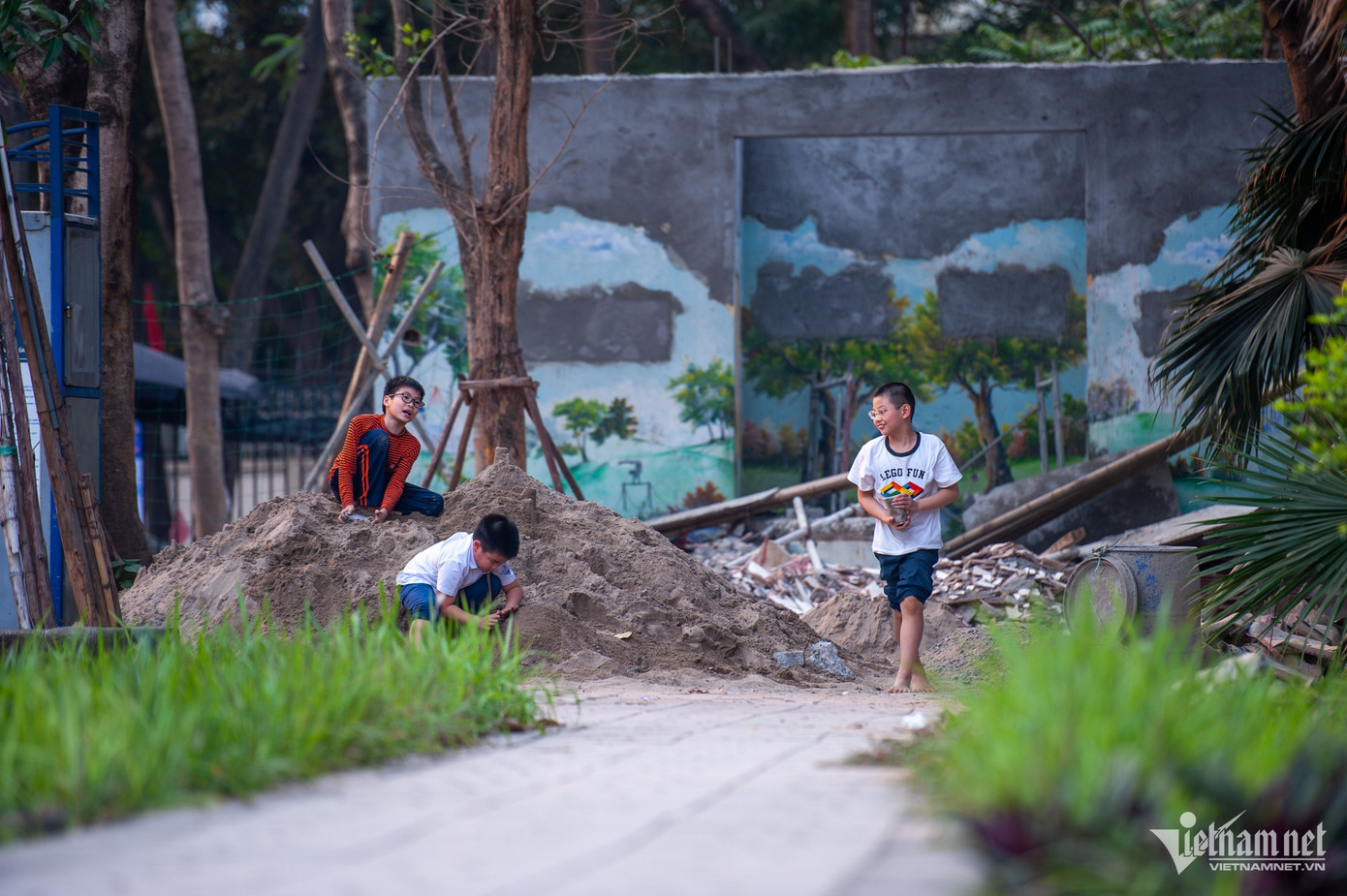 Trẻ em vui chơi ở bãi vật liệu xây dựng không có rào chắn hay cảnh báo. Trẻ em vui chơi ở bãi vật liệu xây dựng không có rào chắn hay cảnh báo.