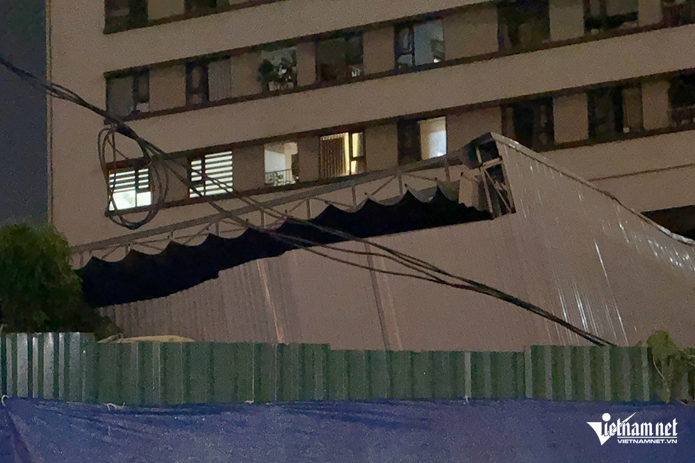 Phần mái của sân Pickleball bị kéo đổ nghiêng. Ảnh: Đình Hiếu Phần mái của sân Pickleball bị kéo đổ nghiêng. Ảnh: Đình Hiếu