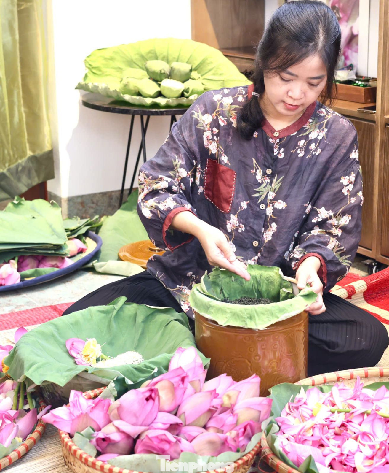 Nghề ướp trà sen ở Quảng An (quận Tây Hồ, Hà Nội) đã được vinh danh là Di sản văn hóa phi vật thể quốc gia. Không phải ngẫu nhiên, trà sen Bách Diệp ở Hồ Tây lại được mệnh danh là đệ nhất trà với giá bán lên đến chục triệu đồng/kg. Để làm ra được một kg, người nghệ nhân Hà Nội cần đến hơn 1.000 bông sen và phải trải qua 7 lần tẩm ướp với quy trình rất kỳ công, tỉ mỉ. Nghề ướp trà sen ở Quảng An (quận Tây Hồ, Hà Nội) đã được vinh danh là Di sản văn hóa phi vật thể quốc gia. Không phải ngẫu nhiên, trà sen Bách Diệp ở Hồ Tây lại được mệnh danh là đệ nhất trà với giá bán lên đến chục triệu đồng/kg. Để làm ra được một kg, người nghệ nhân Hà Nội cần đến hơn 1.000 bông sen và phải trải qua 7 lần tẩm ướp với quy trình rất kỳ công, tỉ mỉ.