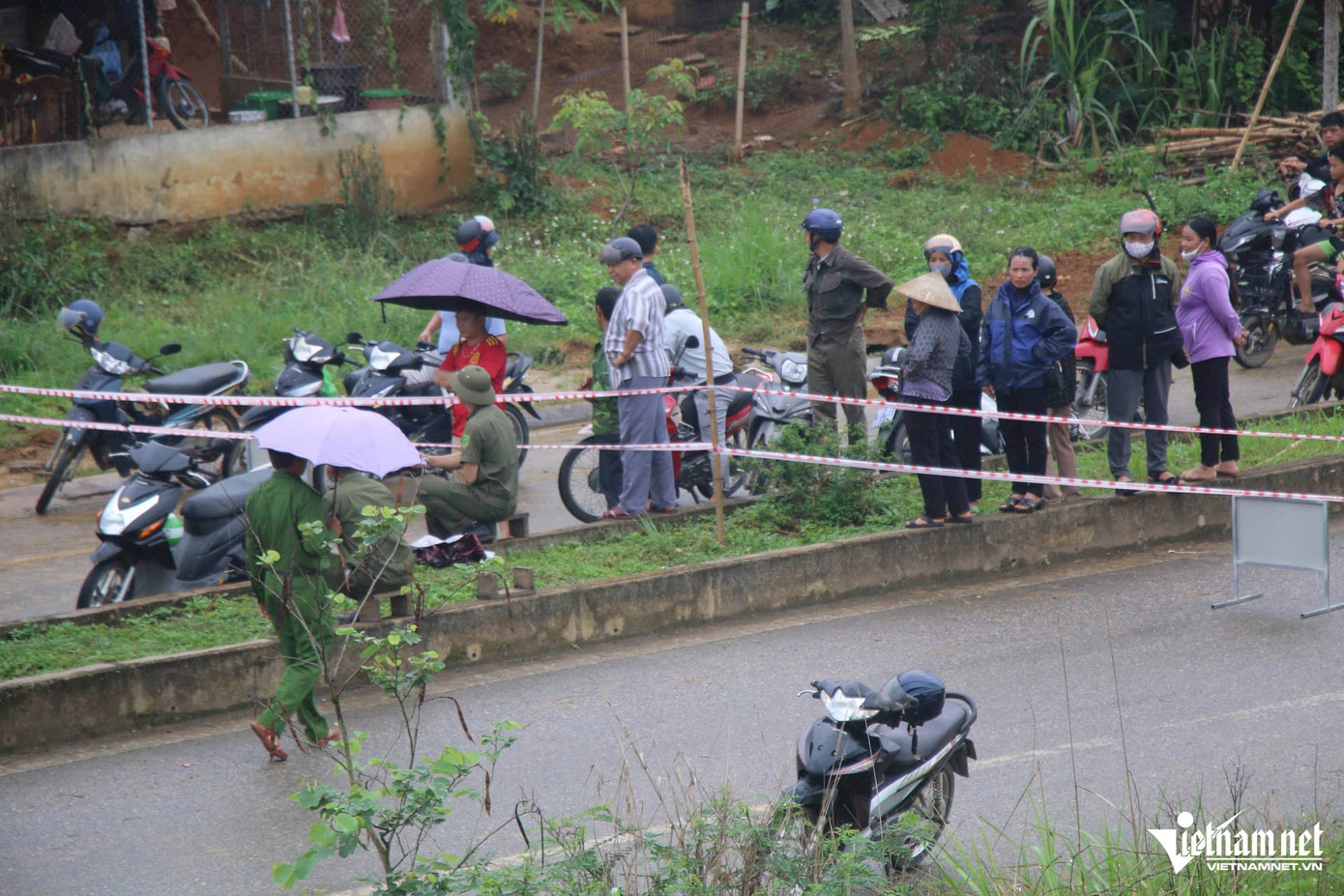 Trong sáng 28/5, thời tiết tại Bắc Kạn có mưa, tuy nhiên rất đông người dân ra xem công tác tìm kiếm nạn nhân. Trong sáng 28/5, thời tiết tại Bắc Kạn có mưa, tuy nhiên rất đông người dân ra xem công tác tìm kiếm nạn nhân.