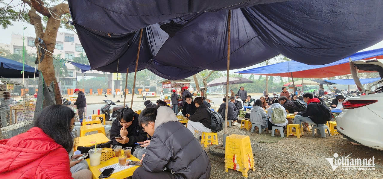 Khách hàng của quán chủ yếu là sinh viên. Khách hàng của quán chủ yếu là sinh viên.