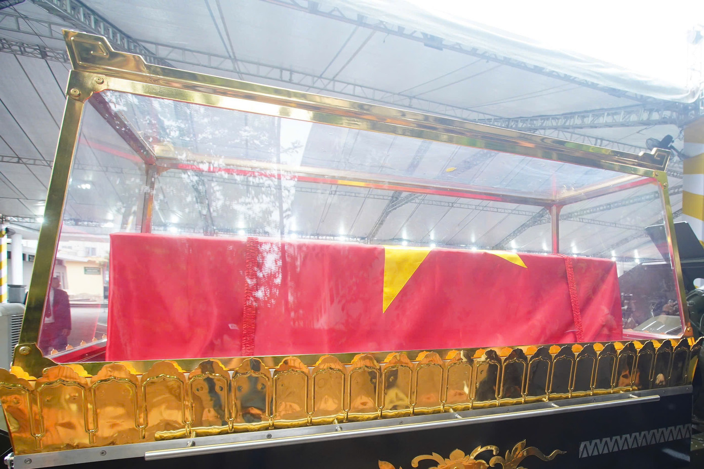 Đưa linh cữu nguyên Chủ tịch nước Trần Đức Lương rời Hà Nội về Quảng Ngãi ảnh 34