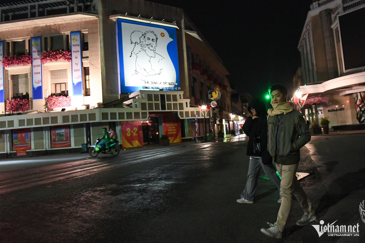 0h30 tại khu vực phố đi bộ hồ Gươm, một vài bạn trẻ còn dạo bộ trong những luồng gió lạnh thổi liên tục. 0h30 tại khu vực phố đi bộ hồ Gươm, một vài bạn trẻ còn dạo bộ trong những luồng gió lạnh thổi liên tục.