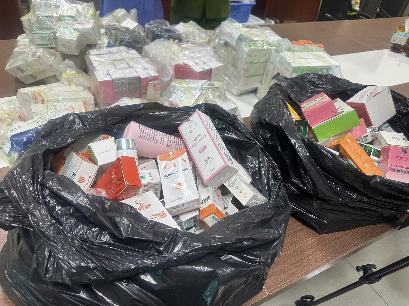 Bước đầu, cơ quan công an thu giữ 4.989 sản phẩm kem chống nắng nhãn hiệu Athena, tạm giữ 8.621 sản phẩm mỹ phẩm khác như kem dưỡng da đa năng, sữa rửa mặt, nước hoa, dầu gội đầu… là các thành phẩm chuẩn bị bán ra thị trường.