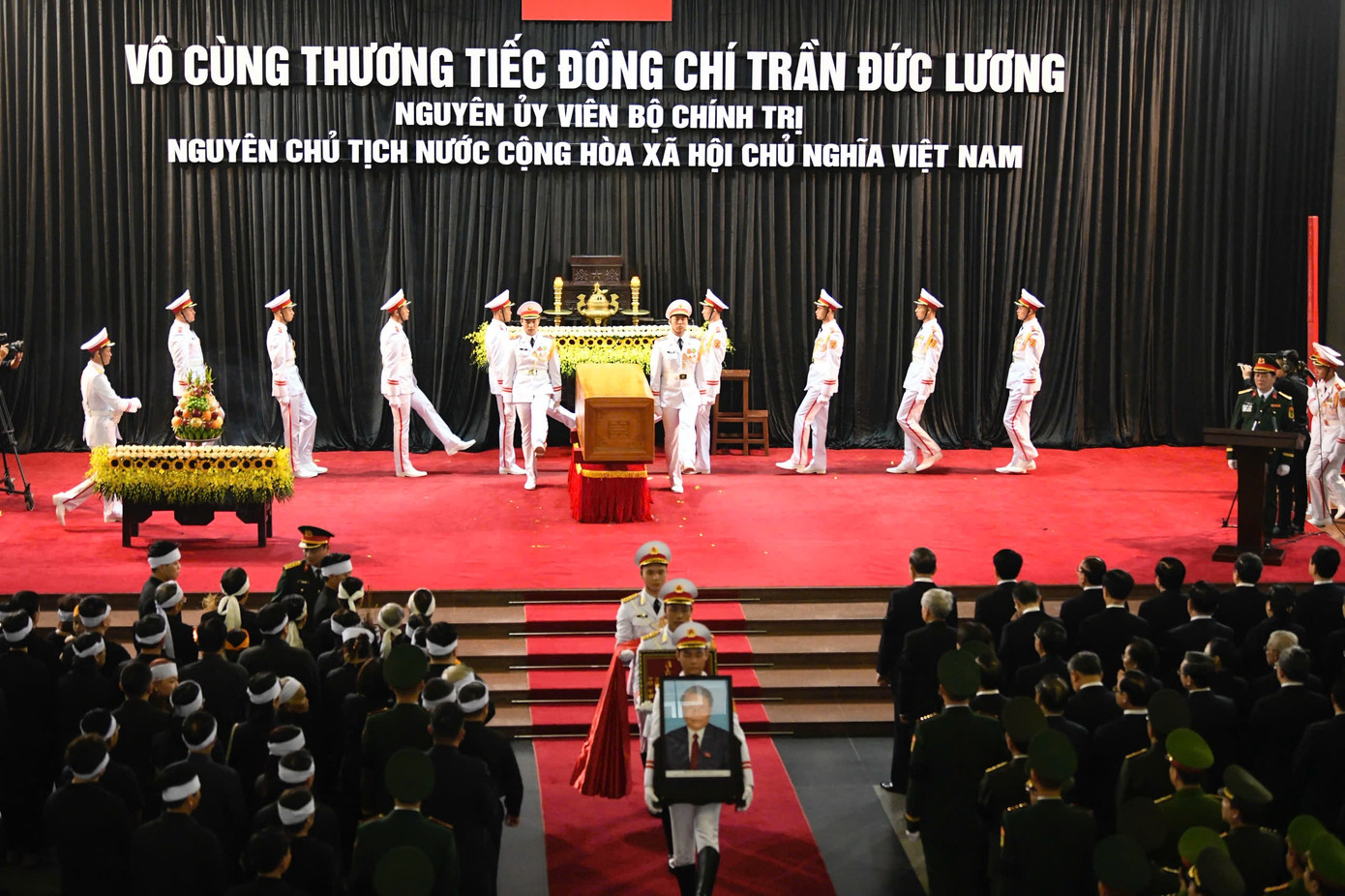 Đưa linh cữu nguyên Chủ tịch nước Trần Đức Lương rời Hà Nội về Quảng Ngãi ảnh 23