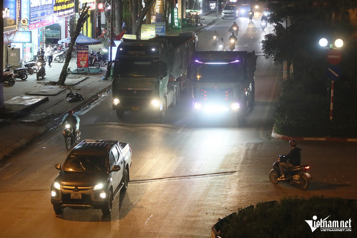 Để tăng ánh sáng cho ô tô khi đi vào buổi tối, nhiều người đã lắp thêm các loại đèn siêu sáng như: đèn led bar, đèn xenon.. Tuy nhiên các đèn này có cường độ sáng gấp nhiều lần so với đèn xe nguyên bản, gây khó khăn cho người điều khiển phương tiện đối diện. Để tăng ánh sáng cho ô tô khi đi vào buổi tối, nhiều người đã lắp thêm các loại đèn siêu sáng như: đèn led bar, đèn xenon.. Tuy nhiên các đèn này có cường độ sáng gấp nhiều lần so với đèn xe nguyên bản, gây khó khăn cho người điều khiển phương tiện đối diện.