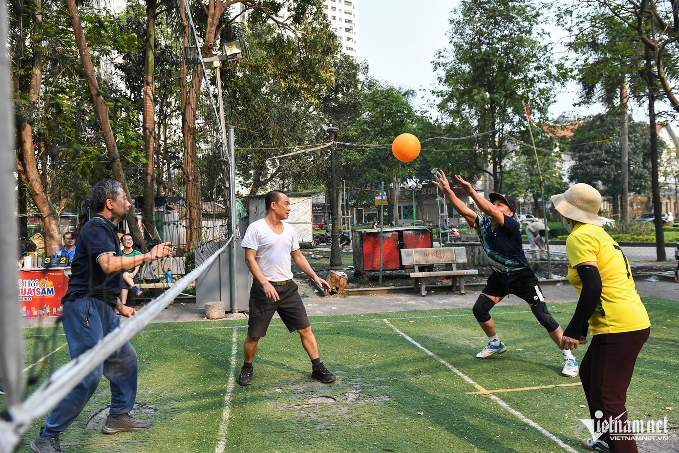 Các tòa cao ốc mọc ra nhan nhản nhưng trên thực tế diện tích các khu vui chơi cho người dân đặc biệt là trẻ em rất thiếu. Ngoài ra, tình trạng các trường học quá tải, thiếu suất của phường Hoàng Liệt cũng thường xuyên bị phản ánh.