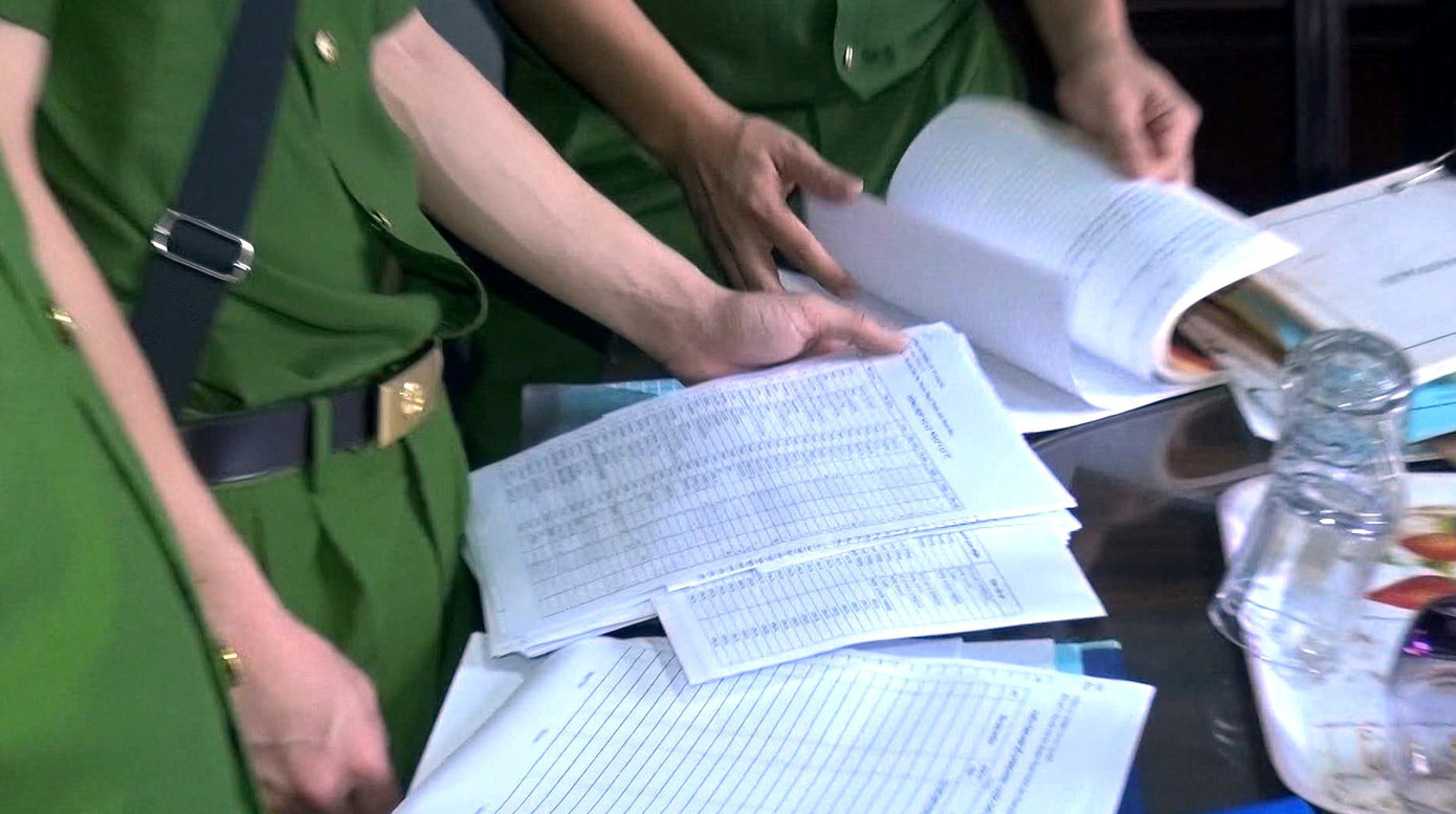 Cơ quan công an kiểm tra hồ sơ, sổ sách. Ảnh: CACC