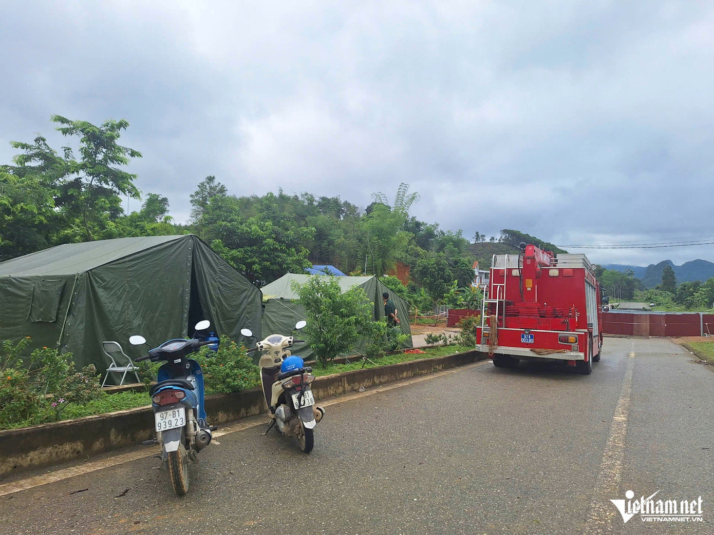 Lực lượng chức năng dựng lều bạt, túc trực 24/24h tìm kiếm nạn nhân nghi rơi xuống "hố tử thần"