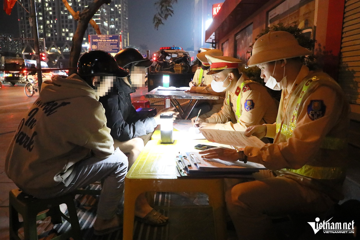 Tổ CSGT lập biên bản xử phạt tài xế Trần V.D. Ảnh: Đình Hiếu