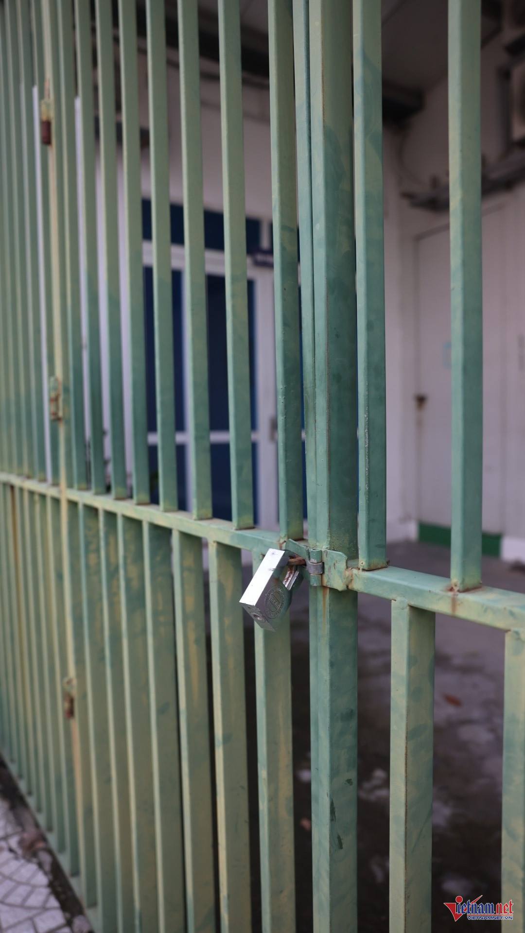 Cánh cổng vào xưởng đã khoá, người dân tại đây cho biết khoảng hơn 1 tháng nay không có người ra, vào đây. Ảnh: Đức Hoàng