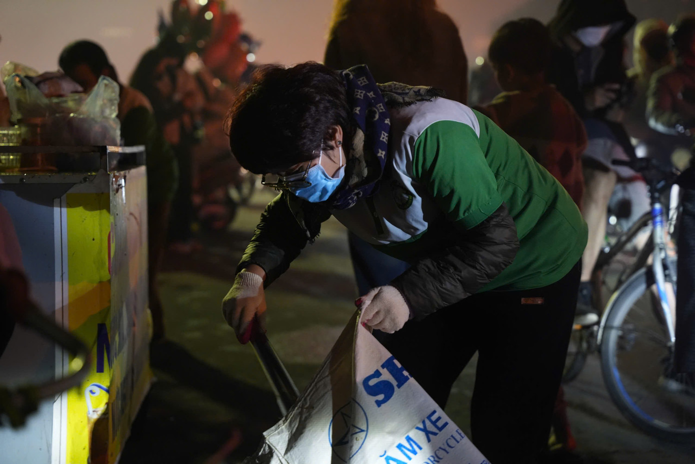 Các công nhân và tình nguyên viên dọn rác tại điểm bắn Sân vận động Mỹ Đình. Các công nhân và tình nguyên viên dọn rác tại điểm bắn Sân vận động Mỹ Đình.