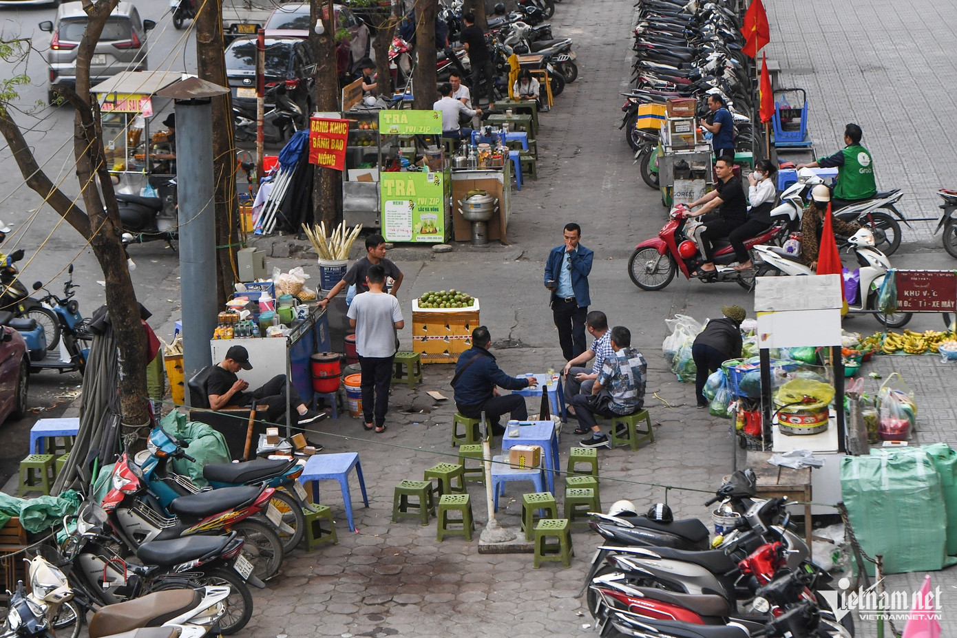 Các điểm trông xe máy cũng mọc đầy khu vực vỉa hè quanh các chung cư lớn. Trong khi đó, hàng quán bày bán, lấn chiếm và gây mất mỹ quan đô thị.
