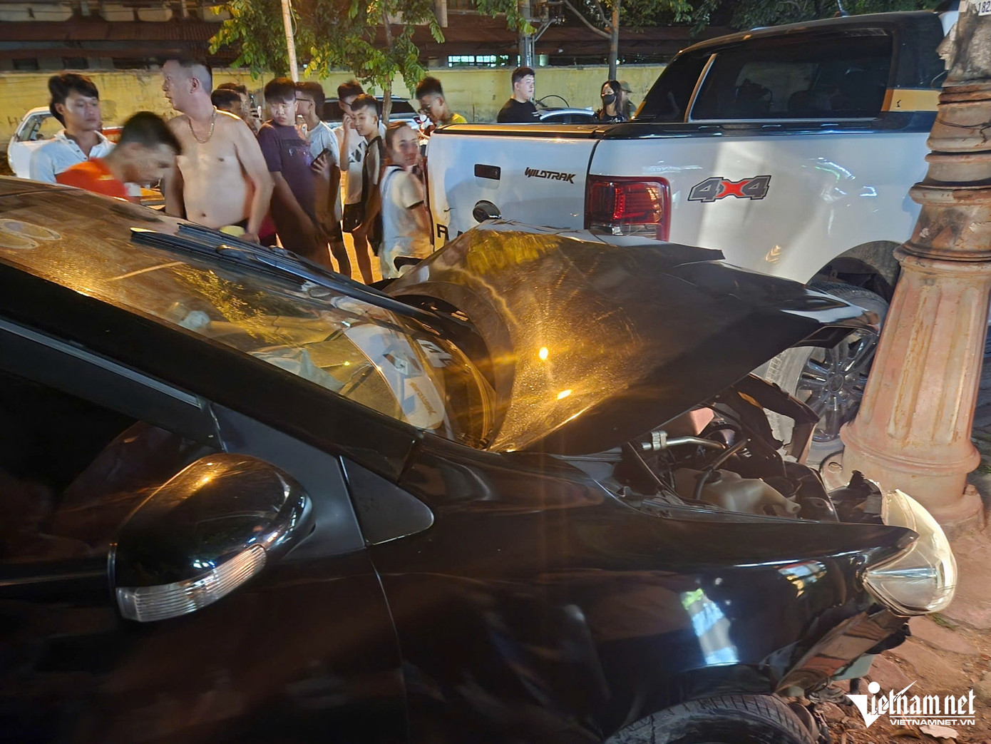 Chiếc xe ô tô do tài xế H.S.P. (SN 1976, trú tại Khu 8, phường Thị Cầu, TP Bắc Ninh) điều khiển bị hư hỏng nặng phần đầu.