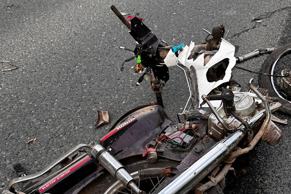 Xe máy biến dạng sau cú va chạm mạnh. Ảnh: CACC Xe máy biến dạng sau cú va chạm mạnh. Ảnh: CACC