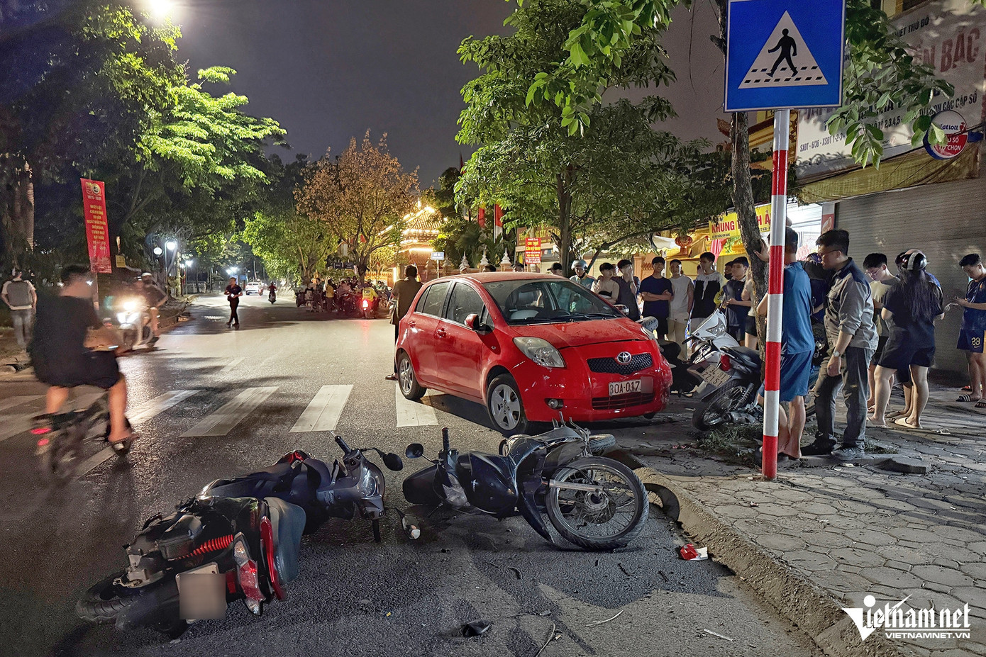 Gần 21h ngày 9/5, trước cửa số nhà 896 - 898 đường Kim Giang (xã Thanh Liệt, huyện Thanh Trì) xảy ra vụ tai nạn giao thông liên hoàn giữa 1 ô tô và 6 xe máy. Gần 21h ngày 9/5, trước cửa số nhà 896 - 898 đường Kim Giang (xã Thanh Liệt, huyện Thanh Trì) xảy ra vụ tai nạn giao thông liên hoàn giữa 1 ô tô và 6 xe máy.