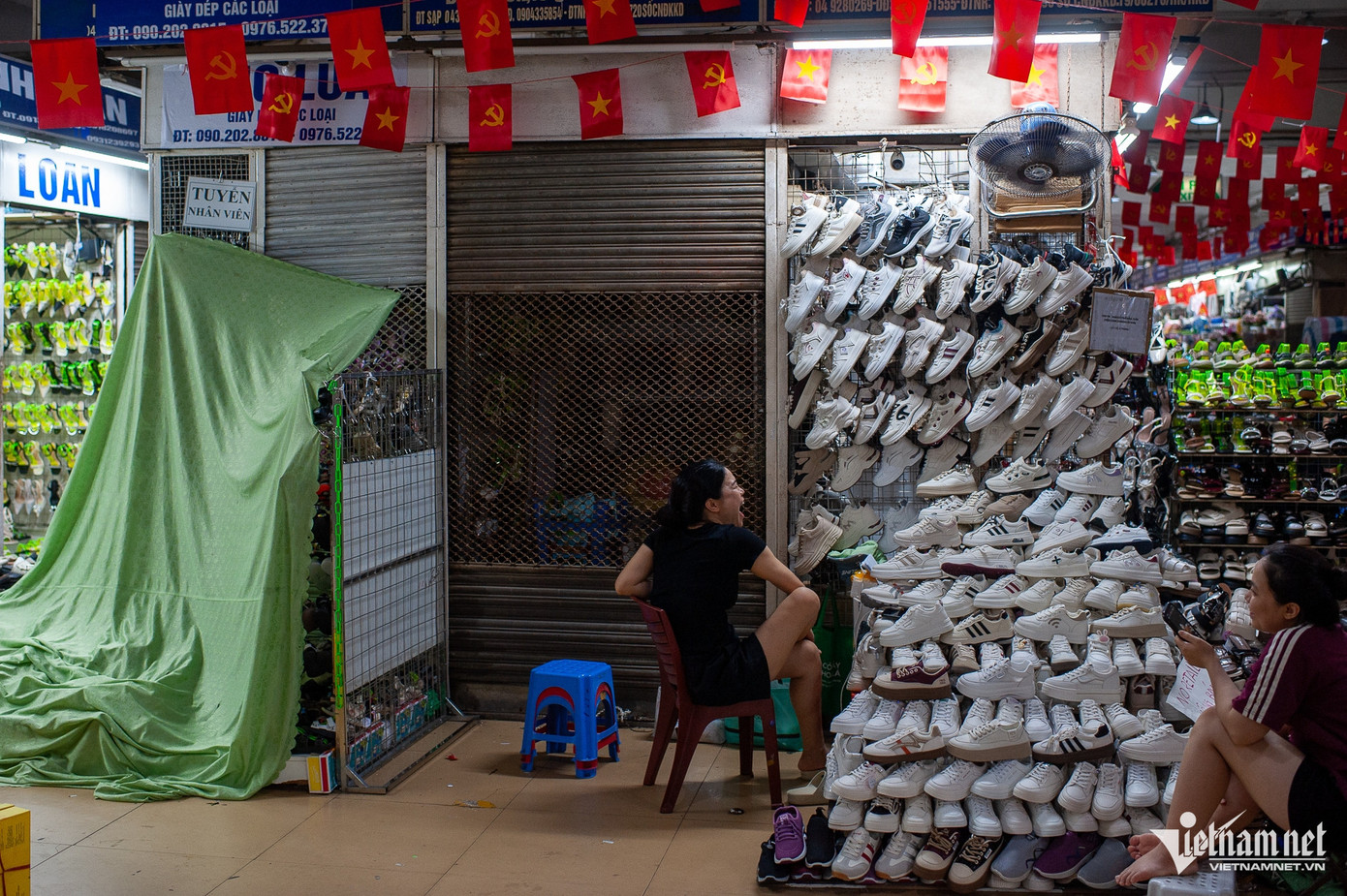 Trong ảnh, một trong số ít gian hàng mở cửa kinh doanh trong ngày 2/6. Trong ảnh, một trong số ít gian hàng mở cửa kinh doanh trong ngày 2/6.