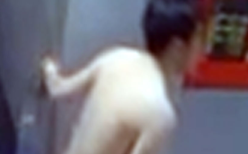 Hình ảnh người đàn ông "thoát y' giữa đường đuổi theo cô gái. Ảnh: Cắt từ clip. Hình ảnh người đàn ông "thoát y' giữa đường đuổi theo cô gái. Ảnh: Cắt từ clip.