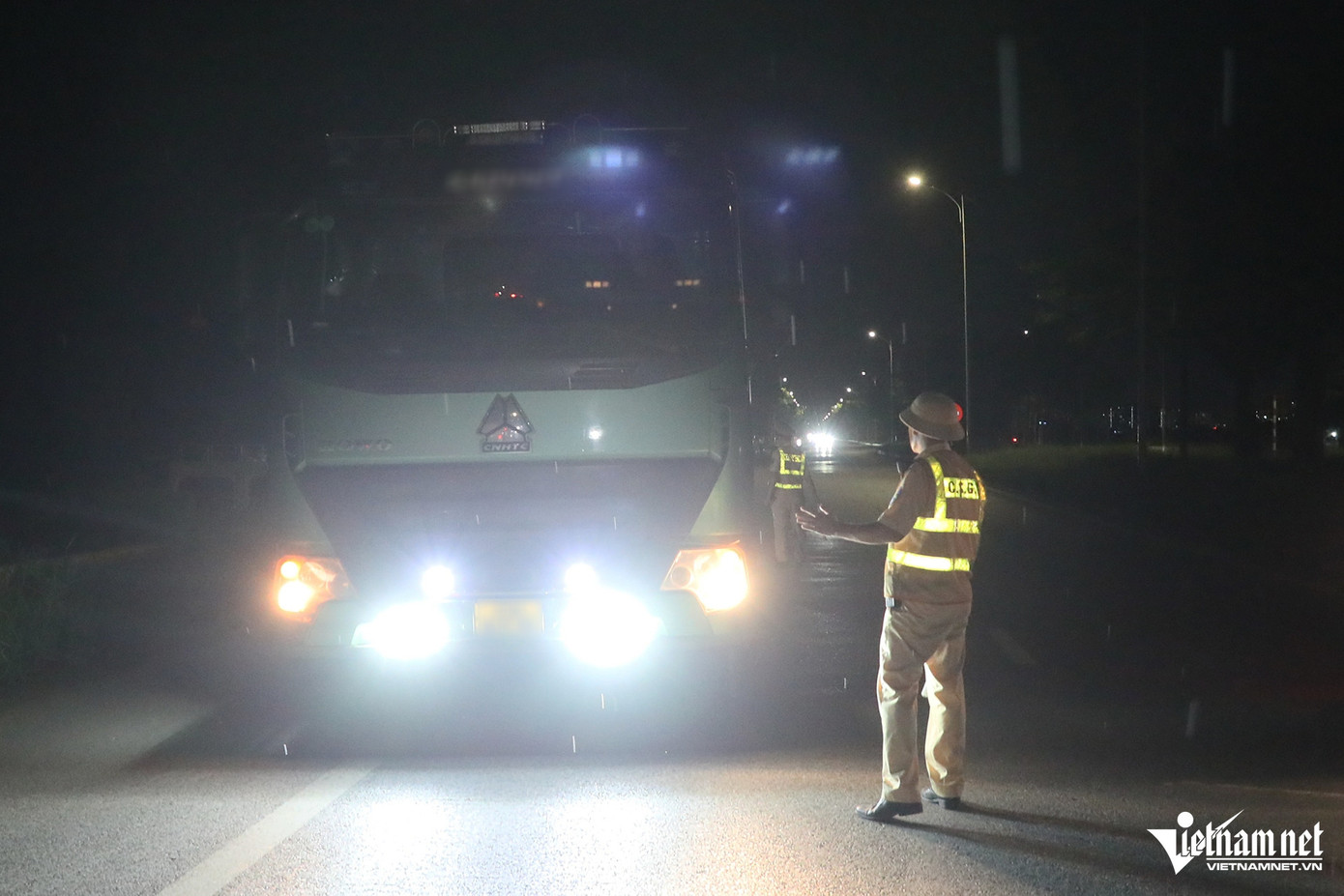 Cảnh sát xác định, nhiều tài xế và chủ phương tiện sẽ lợi dụng vào khung giờ từ đêm khuya đến rạng sáng để chở quá tải, che chắn không cẩn thận làm rơi vãi vật liệu xây dựng ra đường nên tăng cường kiểm tra.